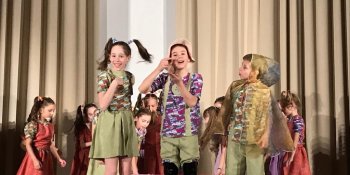 Спектакль «Советы и истории из детства» (отрывок) 07.03.2019.